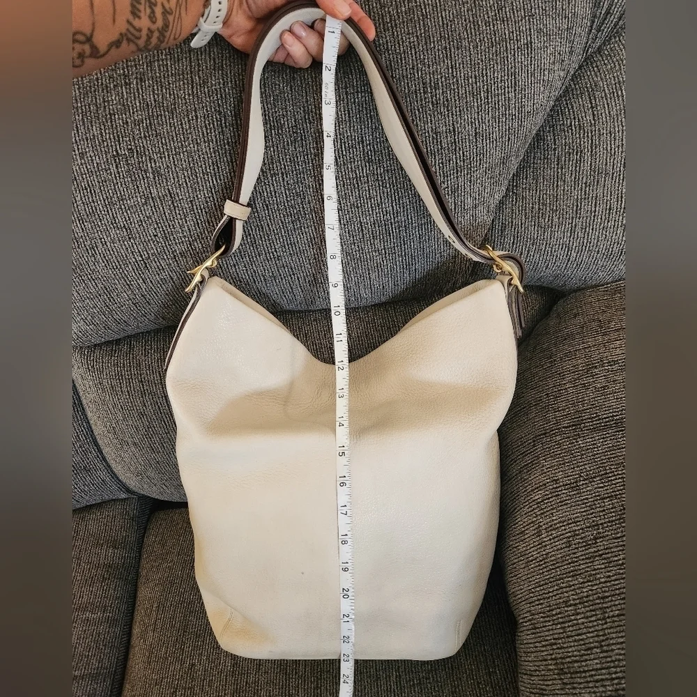 Vintage Coach Elegant Cream Leather Shoulder/ crossbody Bag, large